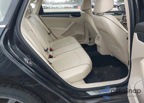 2017 Volkswagen Passat 1.8T R-Line z USA, uszkodzony, nr VIN 1VWDT7A33HC080864